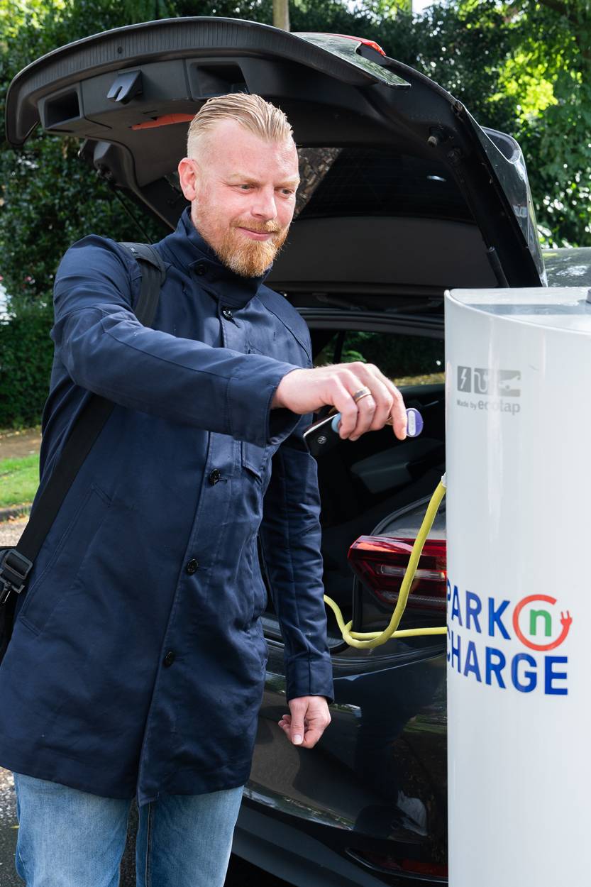 Toekomstbestendig elektrisch rijden met de Shuttel laadoplossing | Zorgeloos laden met Shuttel | Elektrisch laden met de Shuttel thuislaadpaal, onderweg en op de zaak