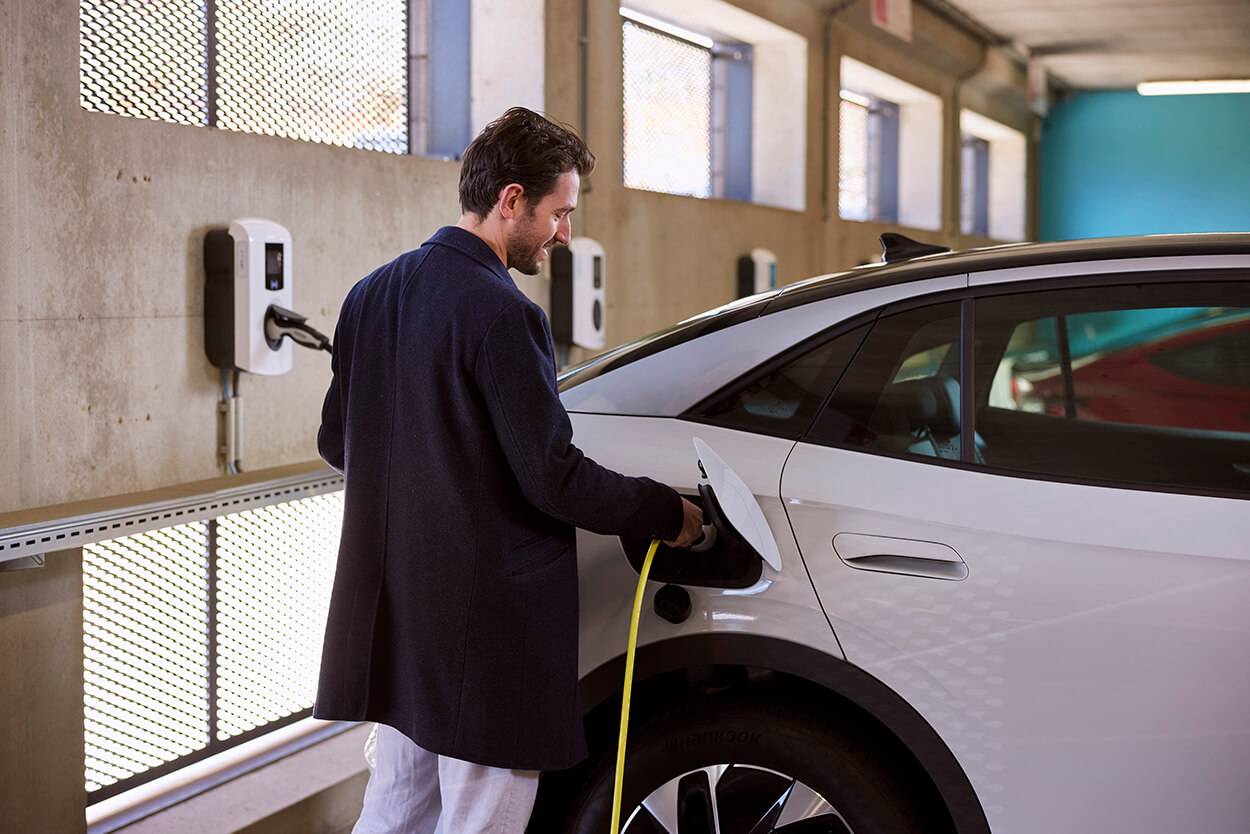 Onderweg elektrisch laden met de Shuttel laadoplossing | Zorgeloos laden met Shuttel | Thuisladen met de Shuttel laaddruppel of bij een groot Europees netwerk aan openbare laadpunten