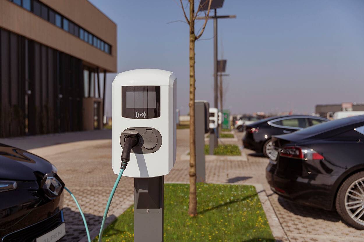 Slimme laadpalen van Shuttel | Zorgeloos laden met onze laadoplossing | Toekomstbestendig met solar charging en load balancing