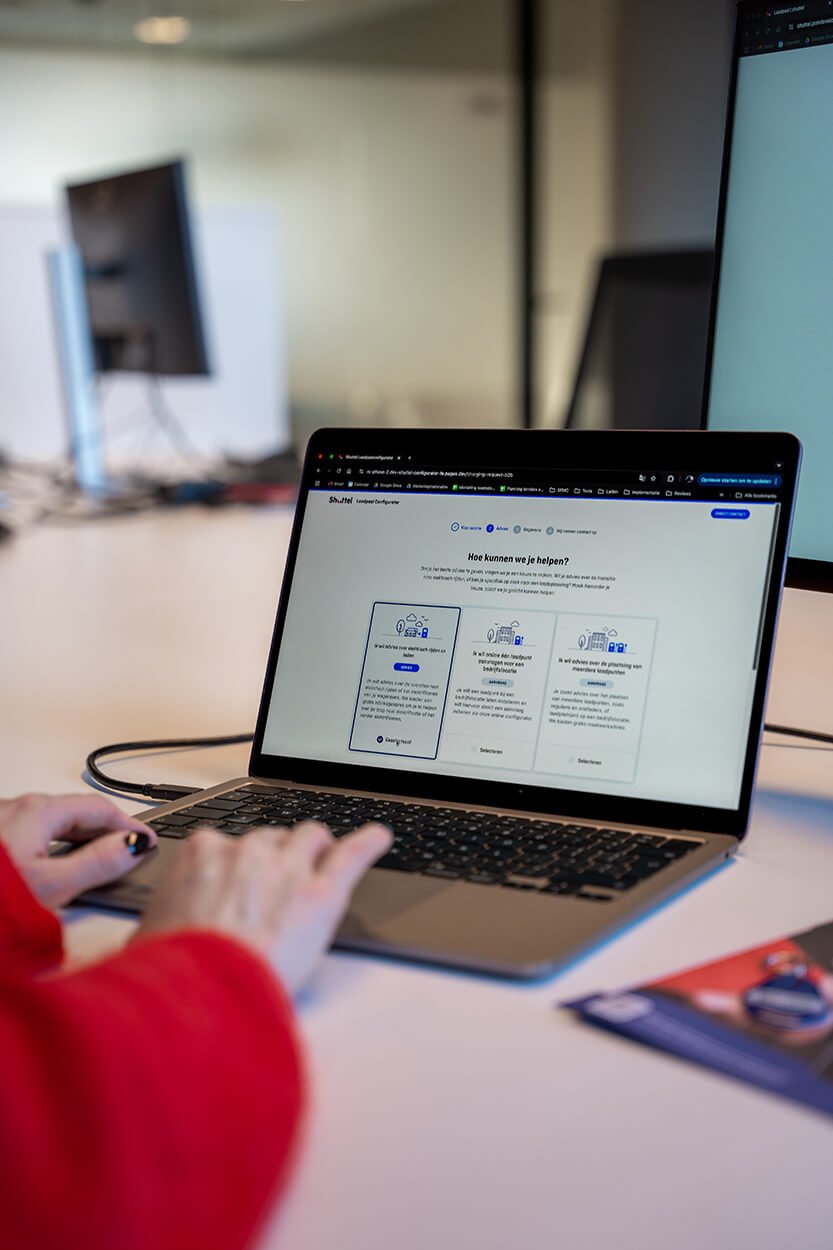 Stel een (thuis)laadpaal samen of vraag een elektrisch laden adviesgesprek aan in de laadpaalconfigurator samen | Shuttel | Dé toekomstbestendige laadoplossing met solar charging en load balancing