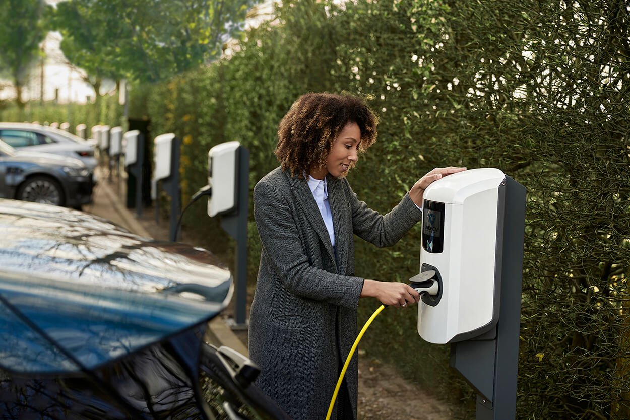 Zakelijk elektrisch laden als mobiliteitsbeleid | Zorgeloos en toekomstgericht laden met Shuttel | Van elektrificatie van het wagenpark tot laadplein tot thuislaadpalen voor medewerkers