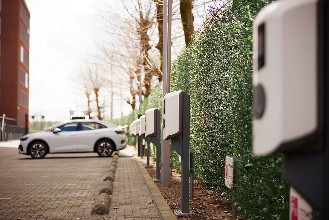 Zakelijk elektrisch laden als mobiliteitsbeleid | Zorgeloos en toekomstgericht laden met Shuttel | Van elektrificatie van het wagenpark tot laadplein tot thuislaadpalen voor medewerkers