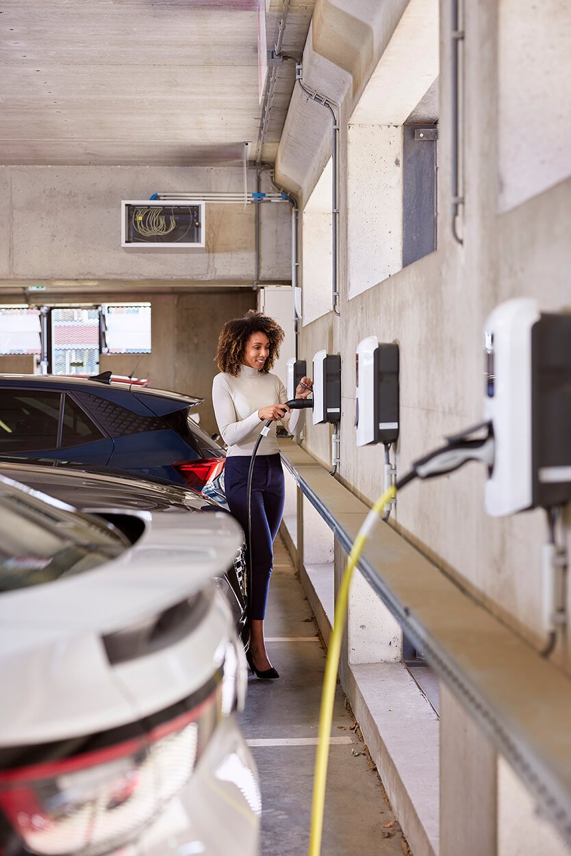 Zakelijk elektrisch laden als mobiliteitsbeleid | Zorgeloos en toekomstgericht laden met Shuttel | Van elektrificatie van het wagenpark tot laadplein tot thuislaadpalen voor medewerkers