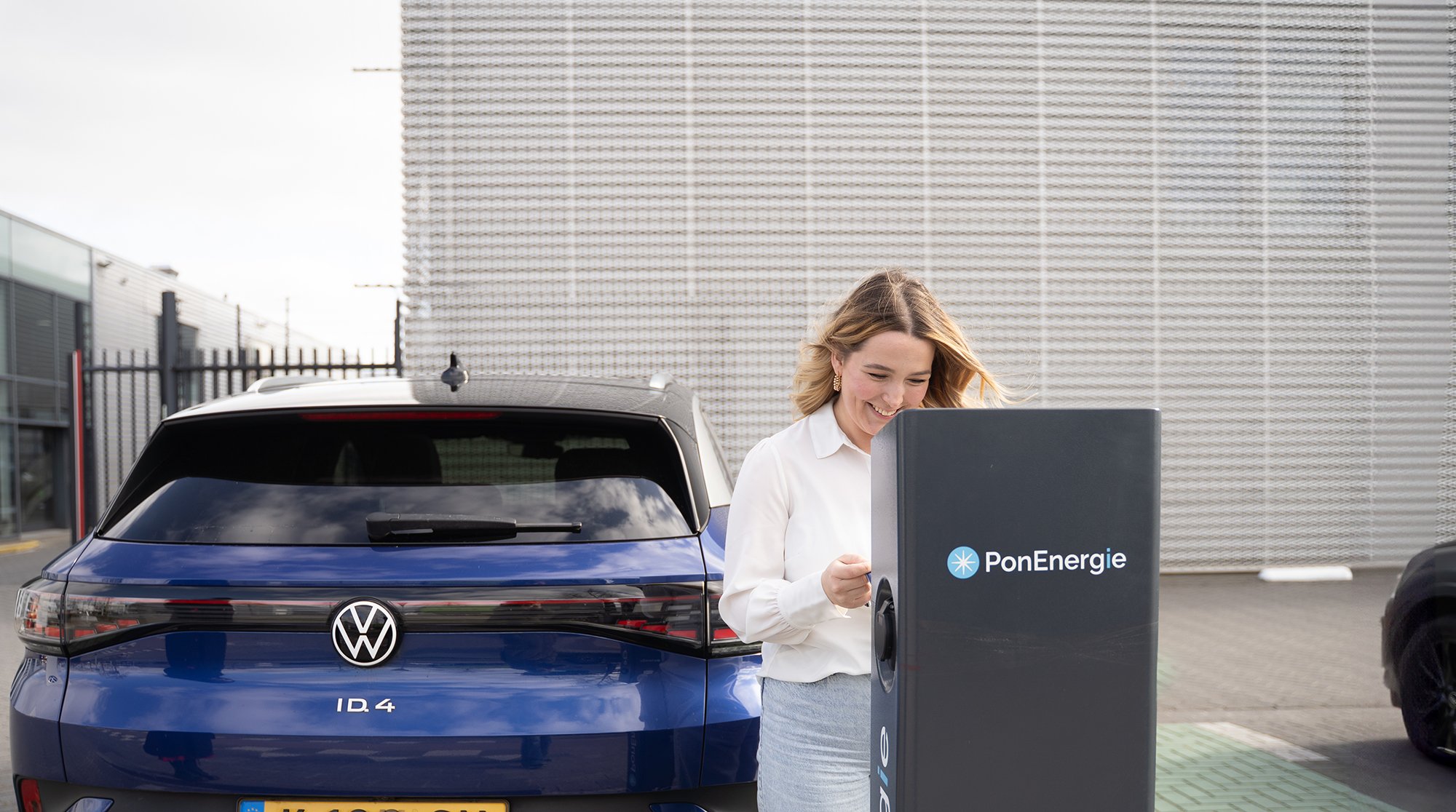 Zakelijk elektrisch laden als mobiliteitsbeleid | Zorgeloos en toekomstgericht laden met Shuttel | Van elektrificatie van het wagenpark tot laadplein tot thuislaadpalen voor medewerkers