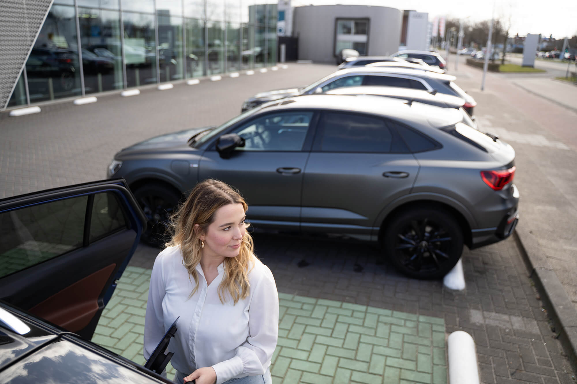 Zakelijk elektrisch laden als mobiliteitsbeleid | Zorgeloos en toekomstgericht laden met Shuttel | Van elektrificatie van het wagenpark tot laadplein tot thuislaadpalen voor medewerkers