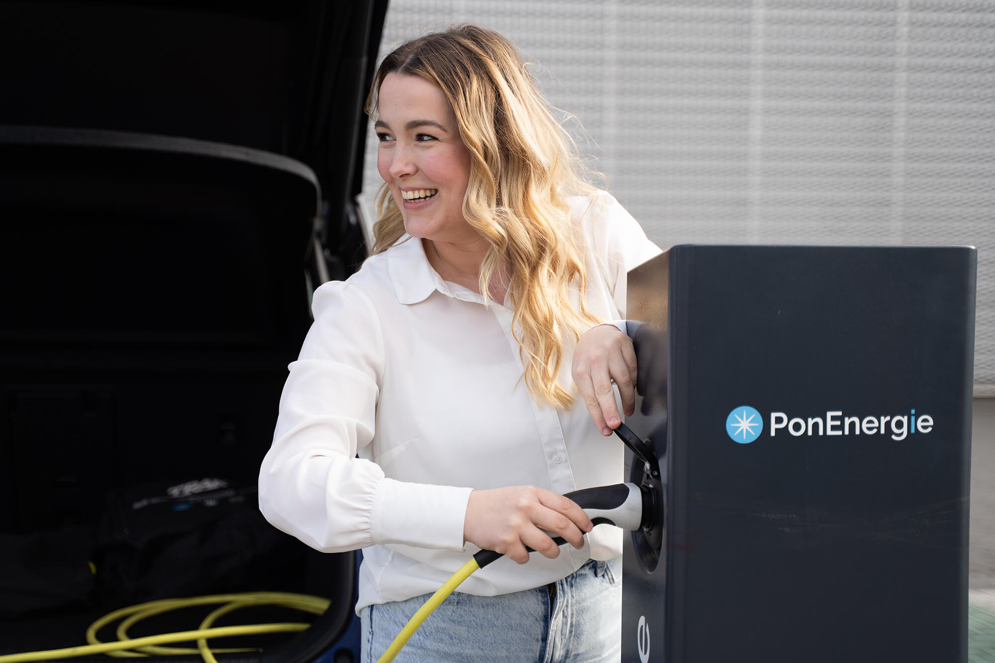 Zakelijk elektrisch laden als mobiliteitsbeleid | Zorgeloos en toekomstgericht laden met Shuttel | Van elektrificatie van het wagenpark tot laadplein tot thuislaadpalen voor medewerkers met een laadruppel voor onderweg