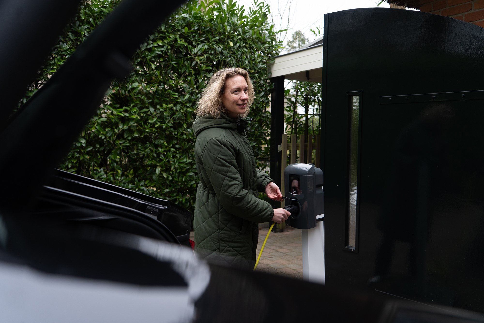 Toekomstbestendig elektrisch rijden met de Shuttel laadoplossing | Zorgeloos laden met Shuttel | Zakelijk thuisladen, onderweg en op werk