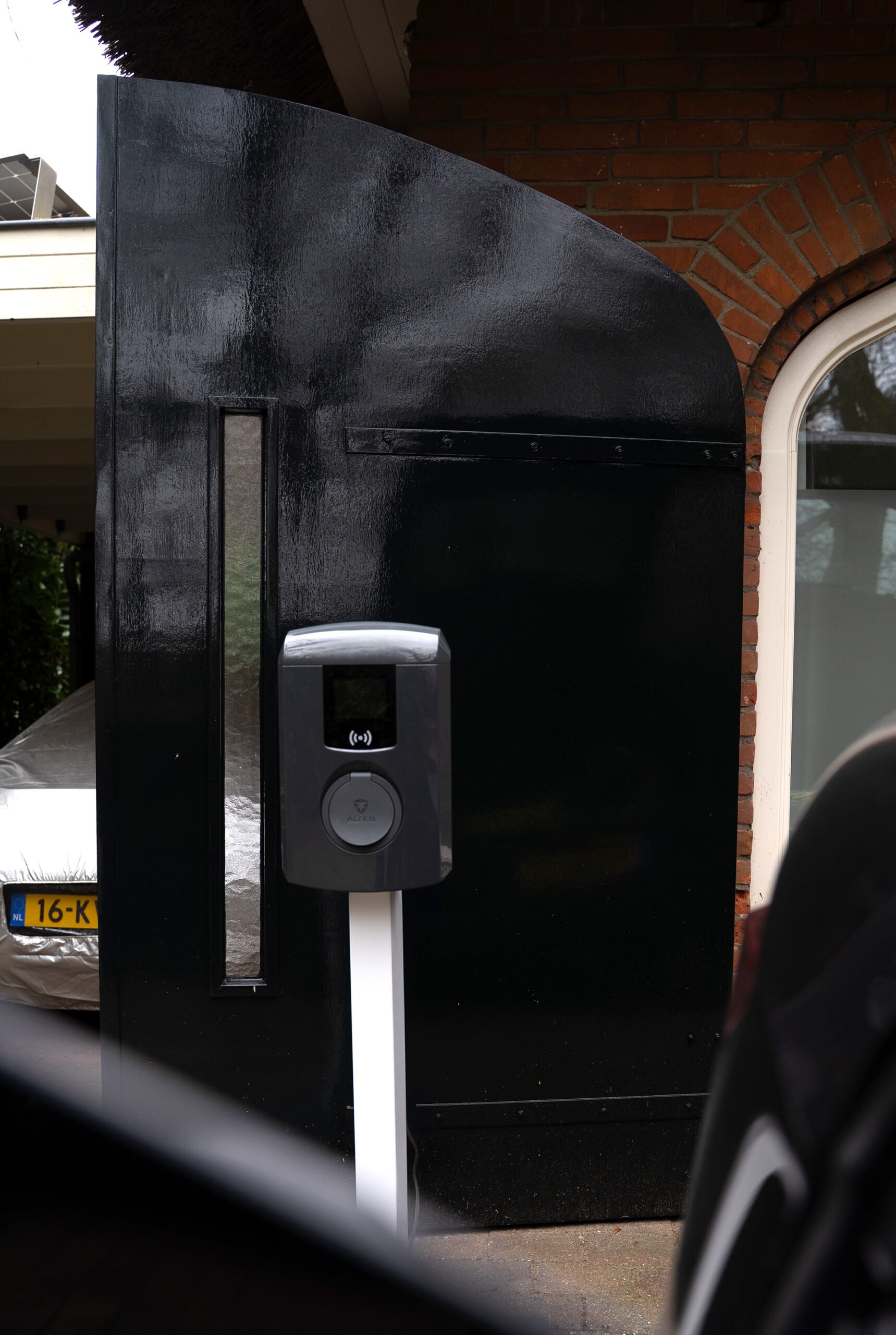 Toekomstbestendig elektrisch rijden met de Shuttel laadoplossing | Zorgeloos laden met Shuttel | Zakelijk thuisladen, onderweg en op werk