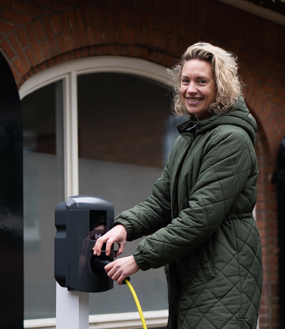 Toekomstbestendig elektrisch rijden met de Shuttel laadoplossing | Zorgeloos laden met Shuttel | Zakelijk thuisladen, onderweg en op werk