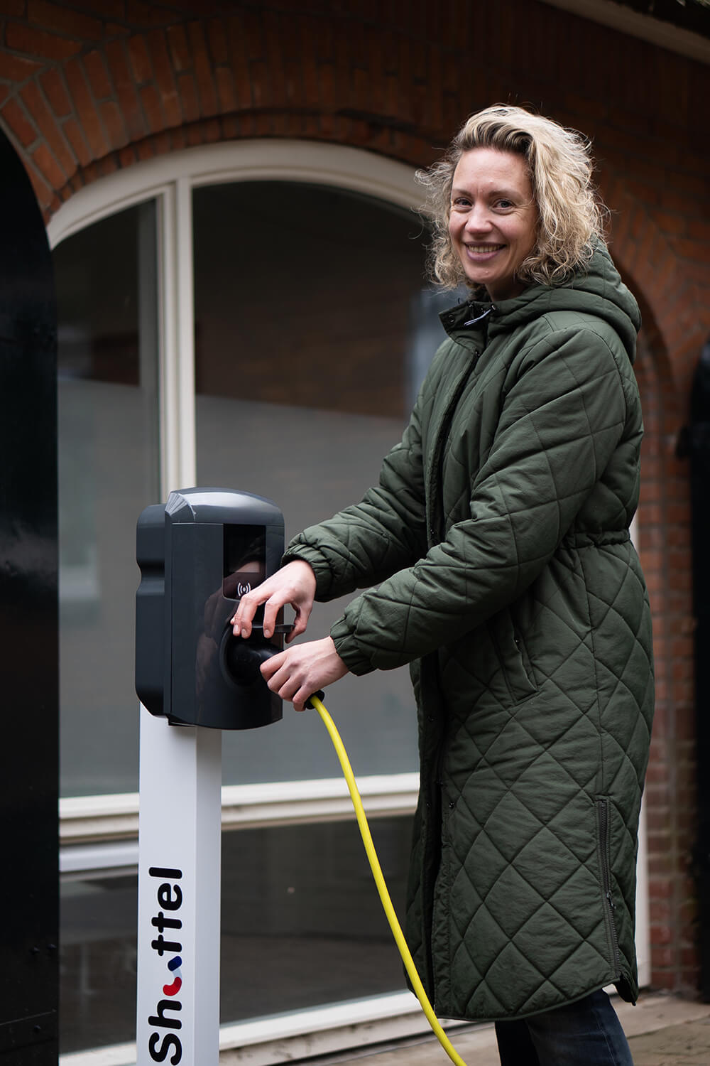 Toekomstbestendig elektrisch rijden met de Shuttel laadoplossing | Zorgeloos laden met Shuttel | Zakelijk thuisladen, onderweg en op werk