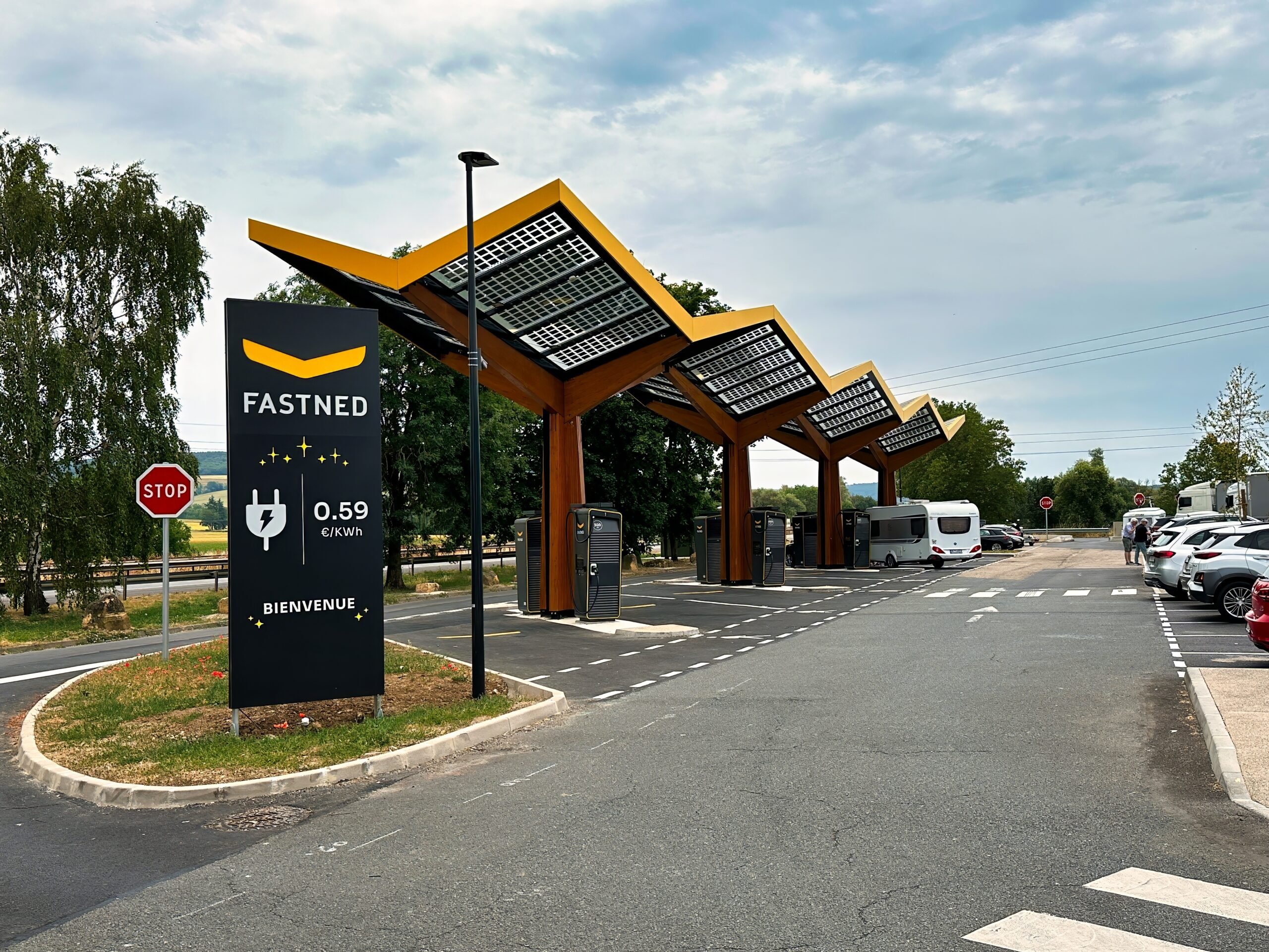 Van laadstress naar vakantievreugde: Nederlanders omarmen de elektrische auto voor de reis naar Zuid-Europa | Shuttel | Trend groeiend aantal laadtransactie te zien in onze data onder 250.000 gebruikers
