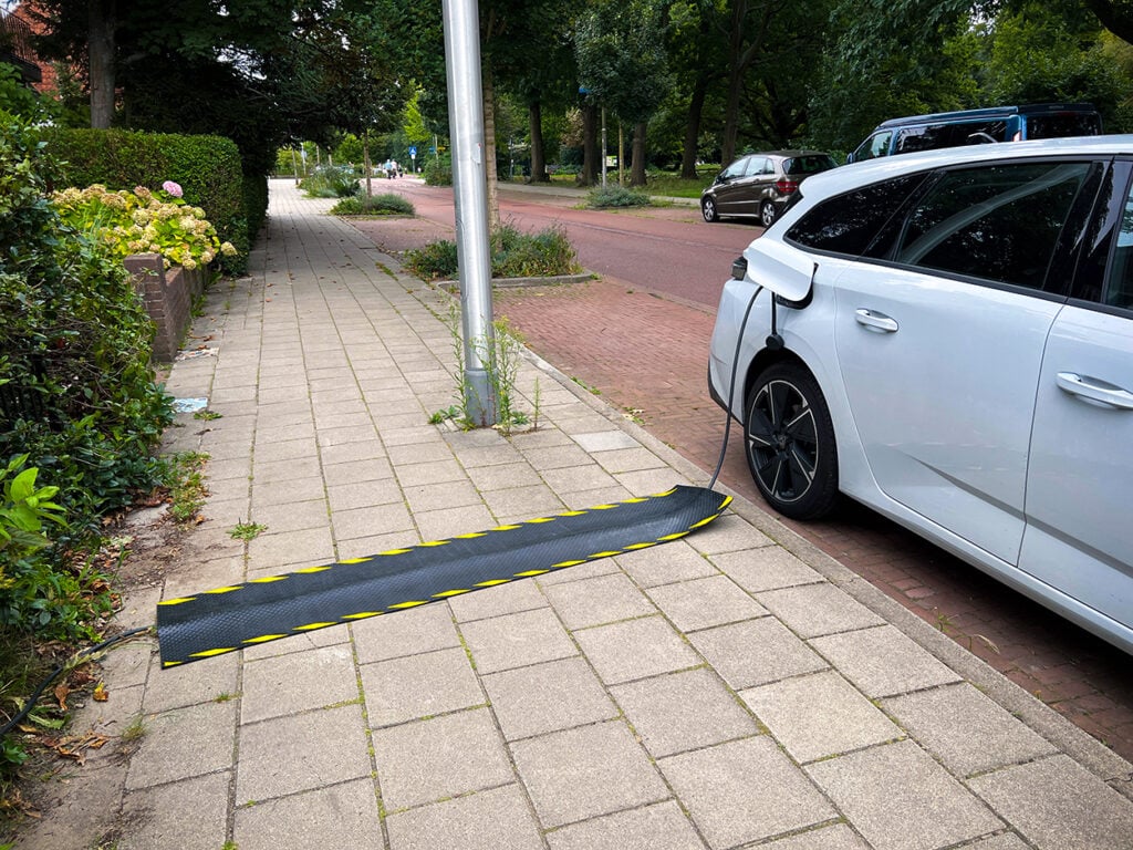 Elektrisch laden over de stoep: waar dien je rekening mee te houden? | Shuttel | Totaal laadoplossing voor thuisladen