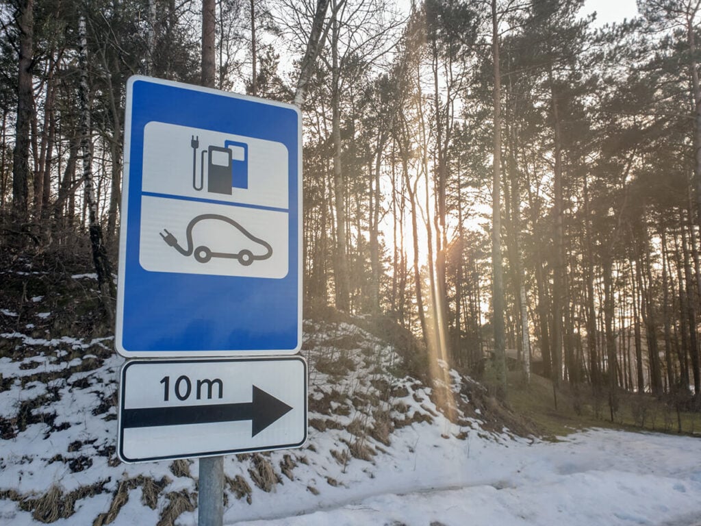 Elektrisch laden op wintersport | Shuttel laadoplossingen | Zonder laadstress op wintersportvakantie met tips om zorgeloos elektrisch te laden